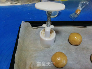 广式莲蓉蛋黄月饼的做法步骤:17