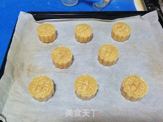 广式莲蓉蛋黄月饼的做法步骤:18