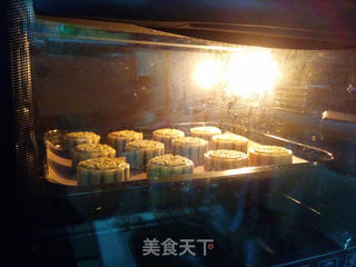广式莲蓉蛋黄月饼的做法步骤:19