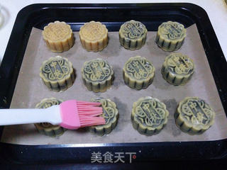 广式莲蓉蛋黄月饼的做法步骤:20