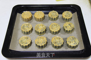 广式莲蓉蛋黄月饼的做法步骤:21