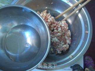 松仁咸蛋黄饺子的做法步骤:2
