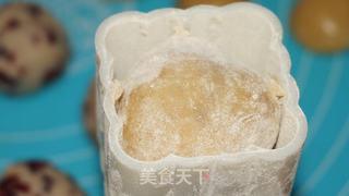 广式白豆沙蔓越莓月饼的做法步骤:11