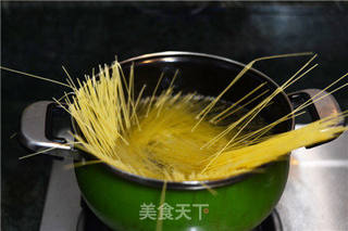 【萨拉米香肠茄汁意面】的做法步骤:2