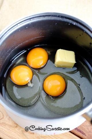 鱼子酱烟熏三文鱼炒蛋的做法步骤:2