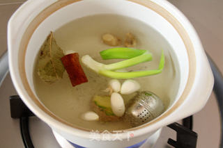 老爸的拿手菜:【家传卤水牛腱】的做法步骤:9