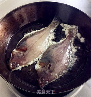 香煎偏口鱼的做法步骤:6