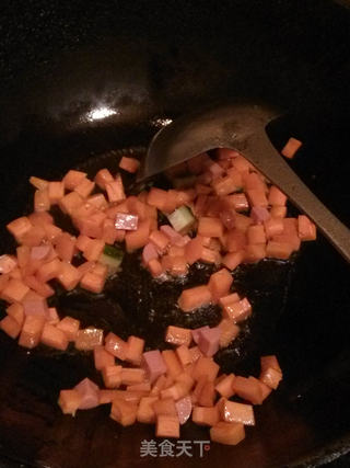 黄瓜胡萝卜丁炒饭的做法步骤：2