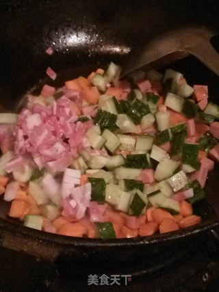 黄瓜胡萝卜丁炒饭的做法步骤：3
