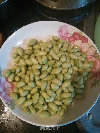 毛豆子炒肉的做法步骤：2