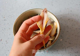 用传统的方法制作冰凉开胃的【豉汁小黄鱼】的做法步骤:2