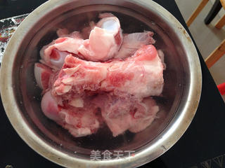 【大棒骨黄豆苦瓜鲍鱼汤】-----养颜营养汤的做法步骤:2