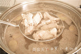 补水又益气,清心又安神的莲子排骨汤(简易快速版)的做法步骤:2