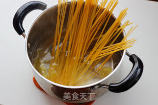 蒜香意大利面的做法步骤:2