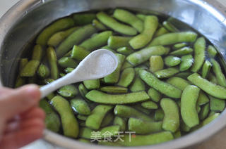 儿时的美味---五香毛豆的做法步骤:4