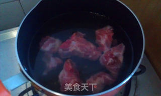 萝卜云耳骨头汤的做法步骤:2