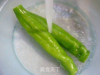 虎皮尖椒烧年糕的做法步骤:2