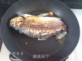 滋润美肤~鲫鱼鸡蛋汤的做法步骤:3
