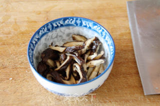 【腊肠香菇香焖饭】:飘香诱人的懒人饭的做法步骤:4
