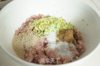 冬季速冻食品之---松软爽滑猪肉面筋大丸子的做法步骤：1