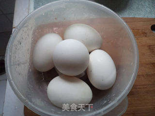 红油咸鸭蛋的做法步骤：1