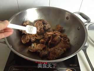 香菇鸡米煲仔饭的做法步骤:5