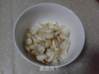 银耳百合羹的做法步骤:2