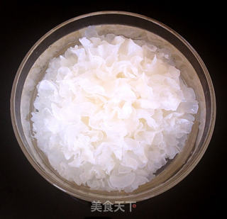 养生美白银耳雪梨饮的做法步骤：1
