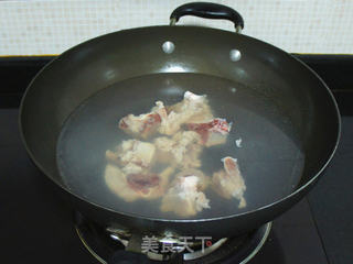 黑豆莲藕排骨汤的做法步骤:2
