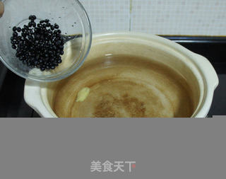 黑豆莲藕排骨汤的做法步骤:3