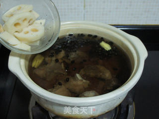 黑豆莲藕排骨汤的做法步骤:5