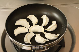 【冰花脆底煎饺】的做法步骤:4