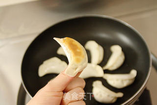 【冰花脆底煎饺】的做法步骤:5