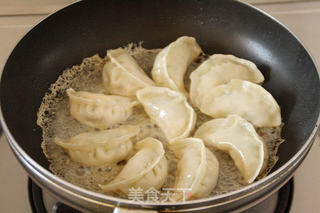 【冰花脆底煎饺】的做法步骤：8