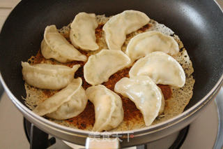 【冰花脆底煎饺】的做法步骤:9