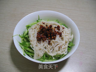黄瓜拌金针蘑的做法步骤:11