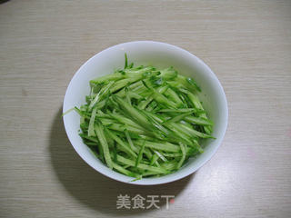 黄瓜拌金针蘑的做法步骤：6