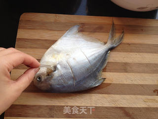 炸锅版炸鲳鱼的做法步骤：1
