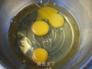 双花咸蛋糕的做法步骤:2
