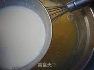 双花咸蛋糕的做法步骤:3