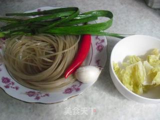 酸包菜炒苕粉的做法步骤：1