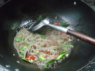 酸包菜炒苕粉的做法步骤：6