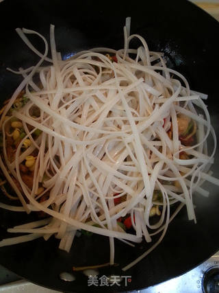 双椒炒米粉的做法步骤:5