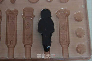 【番茄配方】万圣节疯狂派对系列——万圣节巧克力棒棒糖的做法步骤:3