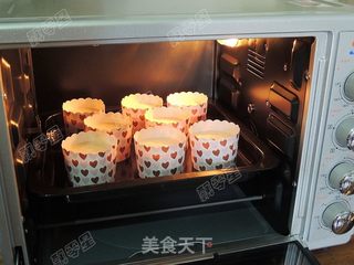 蜂蜜牛奶纸杯蛋糕的做法步骤:10
