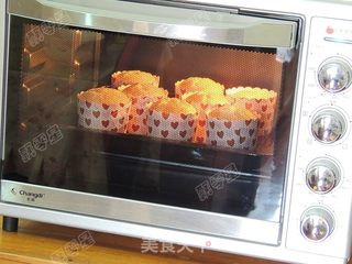 蜂蜜牛奶纸杯蛋糕的做法步骤:11
