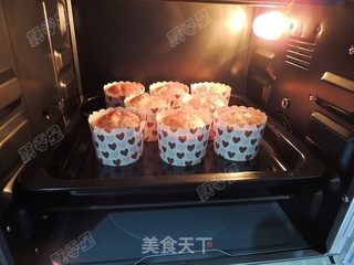 蜂蜜牛奶纸杯蛋糕的做法步骤:12