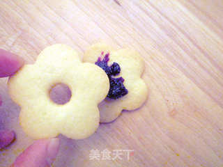 蓝莓酱花朵夹心甜饼干的做法步骤:7