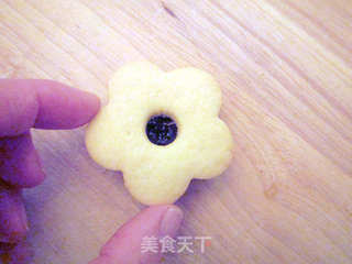 蓝莓酱花朵夹心甜饼干的做法步骤:8