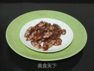 小炒洋芹腊味的做法步骤:2